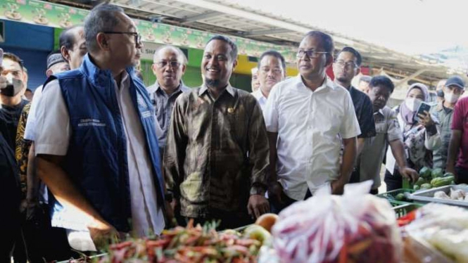 Mendag Zulhas di pasar Pa’baeng-baeng, Makassar, Sulawesi Selatan.