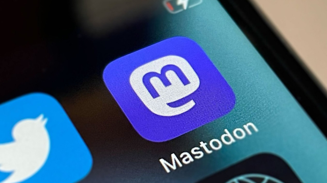 Media sosial Mastodon dan Twitter (X).