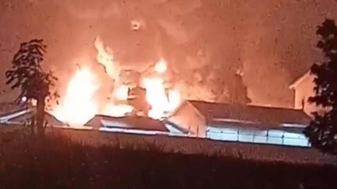 Tangkapan layar video pabrik Gudang Garam terbakar