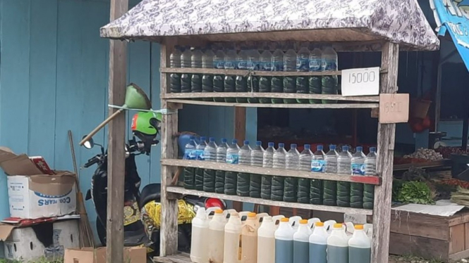 Penjualan bahan bakar minyak (BBM) eceran dari berbagai jenis cukup marak di Wasior, ibu kota Kabupaten Teluk Wondama, Papua Barat.