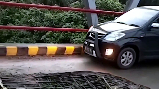VIVA Otomotif: Mobil MPV nekat melewati jembatan rusak