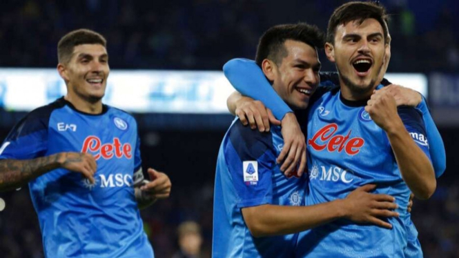 Para pemain Napoli merayakan gol. 