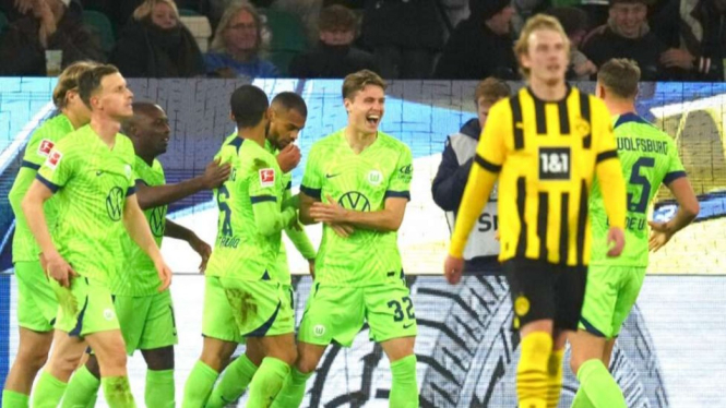 Para pemain Wolfsburg merayakan gol ke gawang Borussia Dortmund.