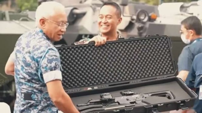 VIVA Militer: Jenderal TNI Andika menyerahkan hadiah senjata ke Panglima ATM