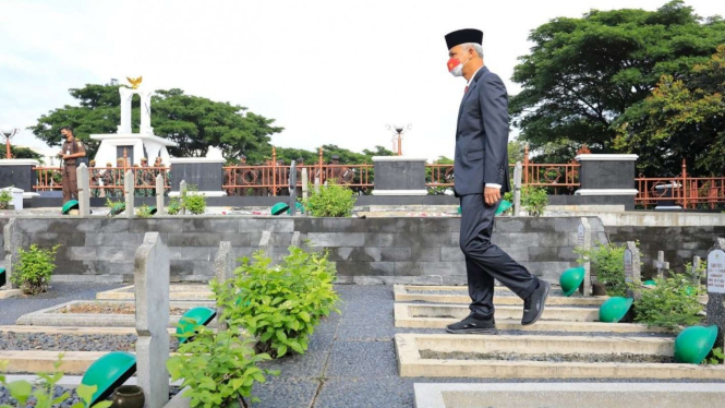 Gubernur Jawa Tengah Ganjar Pranowo usai mengikuti upacara ziarah Hari Pahlawan.