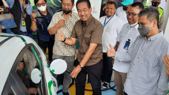 Presiden Direktur PT Angkasa Pura II (Persero) Muhammad Awaluddin saat meresmikan pengoperasian Stasiun Pengisian Kendaraan Listrik Umum (SPKLU) di Terminal 3 Bandara Soekarno-Hatta (Soetta) Tangerang, Banten, Rabu.