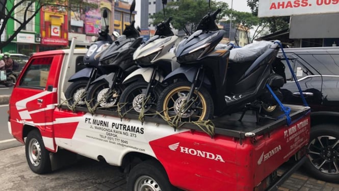 Sepeda motor baru Honda yanh siap dikirim ke konsumen