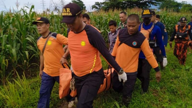 Tim SAR Semarang evakuasi lansia yang tenggelam di sungai.