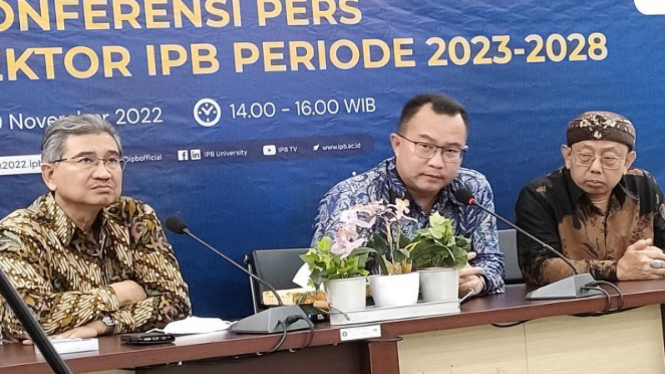 Ketua MWA IPB Prof. Dr. Tridoyo Kusumastanto bersama Prof Arif Satria