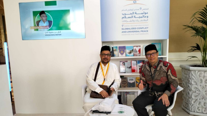 Prof Dr. Adil Abdul Qodir Qoutah (kiri), guru besar di Universitas King Abdul Aziz, Arab Saudi, ketika berbincang dengan Andy Hadiyanto, Sekretaris Komisi Hubungan Luar Negeri dan Kerja Sama Internasional MUI, di arena Abu Dhabi Forum for Peace.