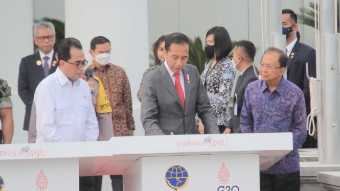 Presiden RI Joko Widodo meresmikan Terminal VVIP Bandara Internasional I Gusti Ngurah Rai dan tiga pelabuhan di Bali.