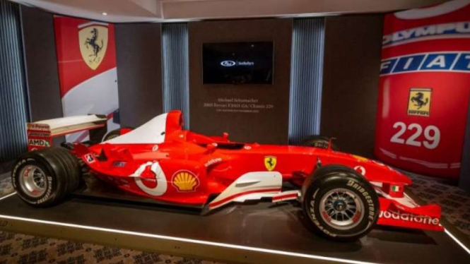 Mobil Formula 1 Ferrari F2003-GA yang dikendarai Michael Schumacher