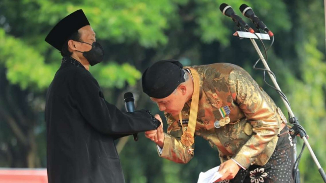 Gubernur Jateng Ganjar Pranowo cium tangan petani Subari.