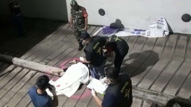 Polisi mengevakuasi jenazah perempuan yang tewas terjatuh dari lantai 18 hotel