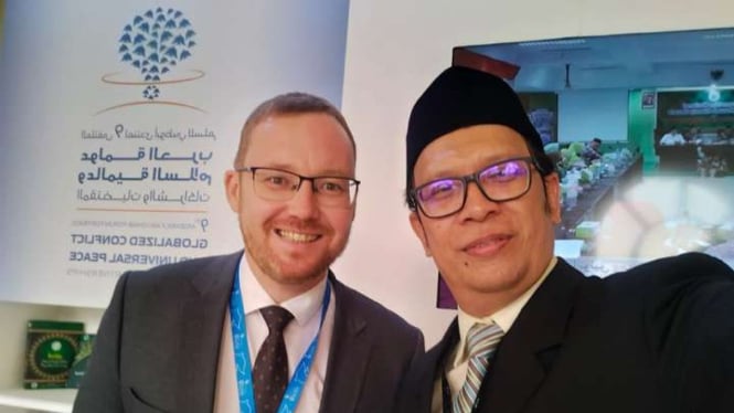 Cendekiawan Muslim asal Rusia, Dr. Ildar, bersama Andy Hadiyanto, Sekretaris Komisi Hubungan Luar Negeri dan Kerja Sama Internasional MUI, di gerai pameran MUI di konferensi Abu Dhabi Forum for Peace, Abu Dhabi, Uni Emirat Arab, Rabu, 9 November 2022.