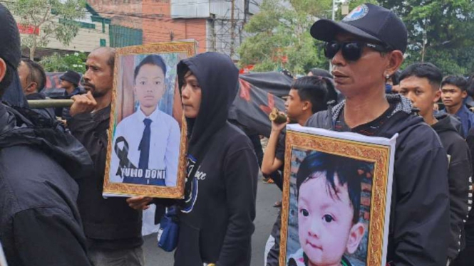 Aksi demonstrasi Aremania di 40 hari Tragedi Kanjuruhan. 