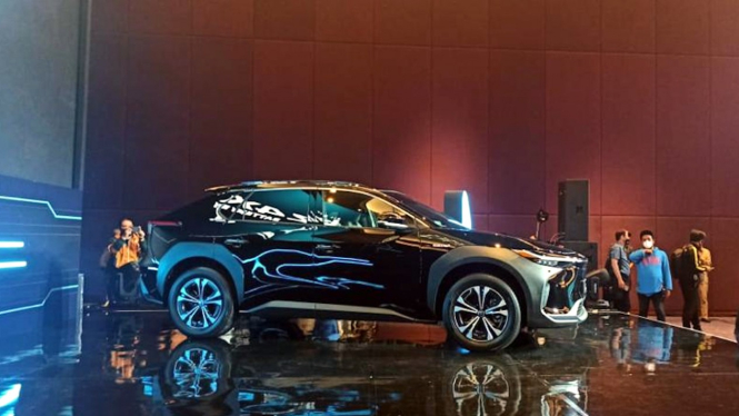 VIVA Otomotif: Peluncuran mobil listrik Toyota bZ4X di Indonesia