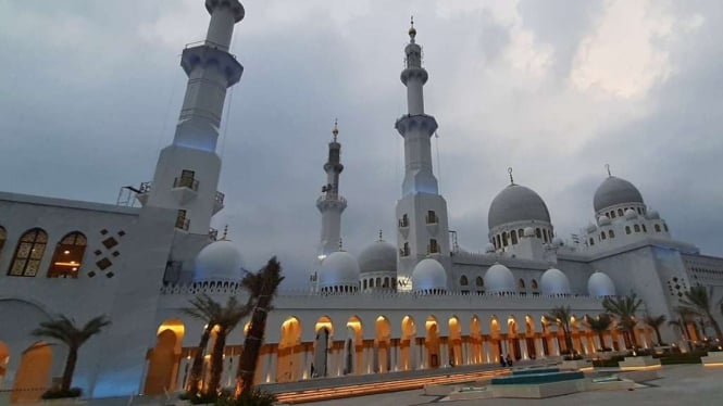 Masjid Raya Sheikh Zayed Solo.
