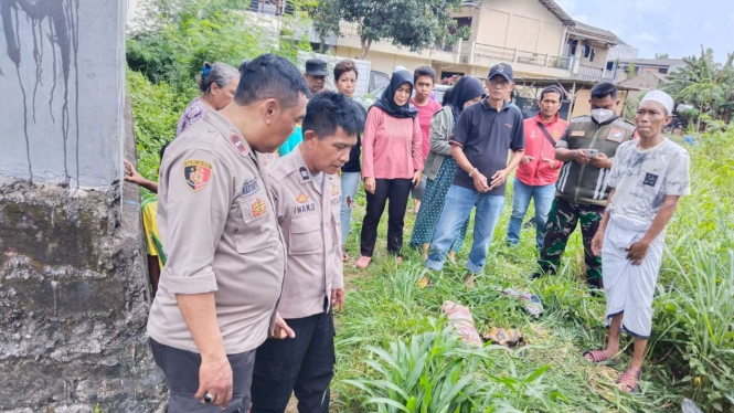Polisi mendatangi lokasi penemuan jasad bayi di Rempoa, Ciputat, Tangsel.