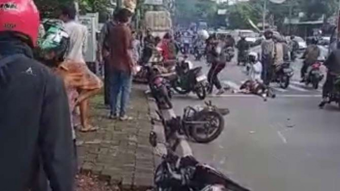 Sepeda motor berjatuhan ditabrak truk di turunan Banyumanik, Semarang.