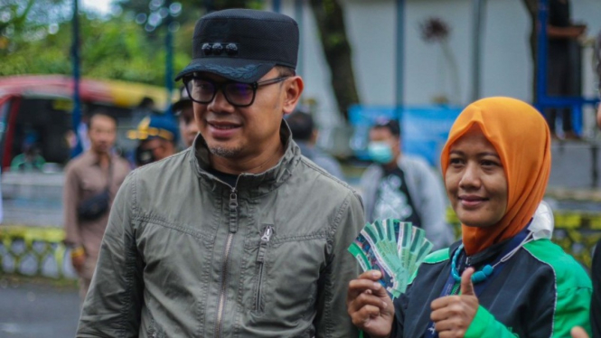 Wali Kota Bogor, Bima Arya, memberikan Bansos BBM kepada pengemudi ojol.