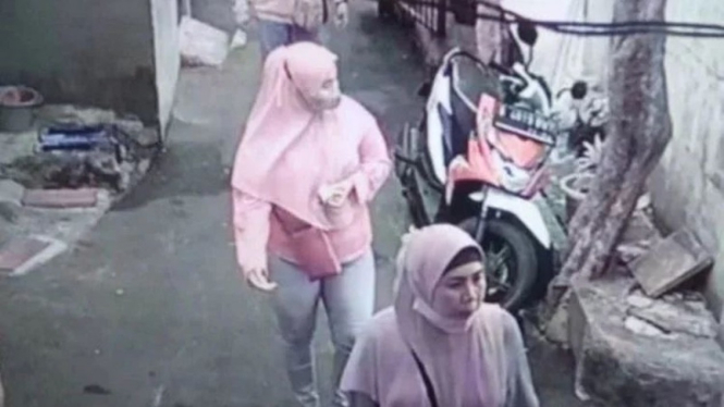 Tangkapan layar cctv para pelaku pencurian dengan cara menghipnotis seorang nenek di Cengkareng.