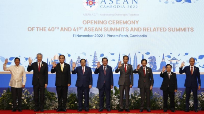 Para kepala negara ASEAN melakukan sesi foto dalam pembukaan pembukaan KTT ke-40 dan ke-41 ASEAN dan KTT terkait di Phnom Penh, Kamboja, Jumat (11/11/2022).