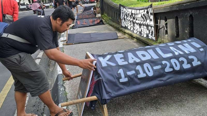  135 keranda hitam ditaruh melingkari Alun-alun Tugu, Kota Malang