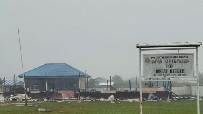 Salah satu kantor pemerintahan yang dibakar massa di Dogiyai, Papua Tengah.
