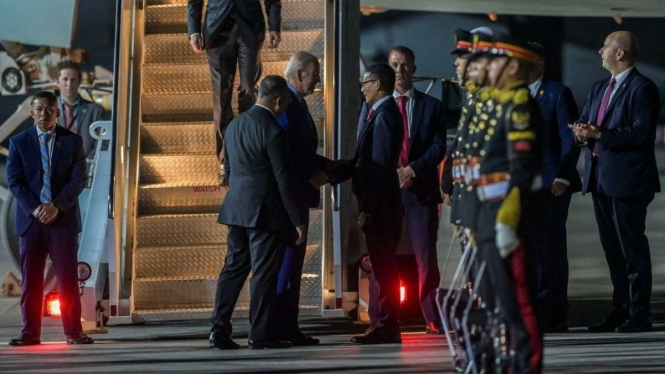 Presiden Amerika Serikat Joe Biden tiba di Bali pada Minggu malam, 13 November 2022, di Bandara Internasional I Gusti Ngurah Rai, Bali, untuk menghadiri acara puncak Konferensi Tingkat Tinggi (KTT) G20.