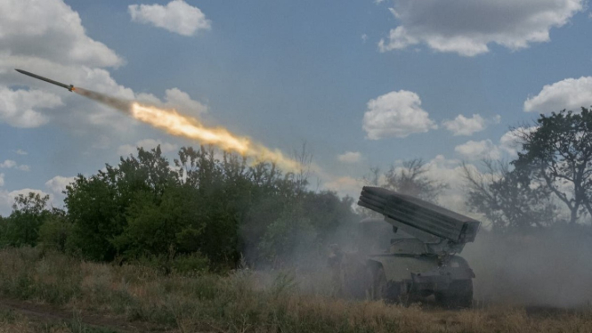VIVA Militer: Sistem Peluncur Multi Roket (MLRS) BM-21 Grad militer Ukraina