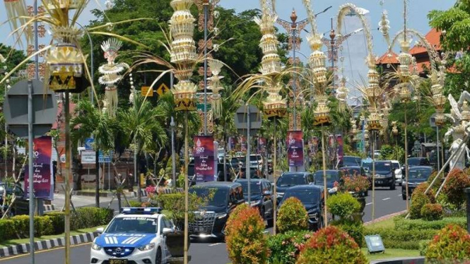 Ilustrasi  jalan di Bali dipasangi penjor atau janur kuning sambut  delegasi internasional di Bali