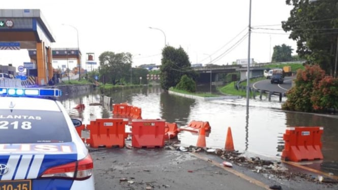 Pintu Tol Bitung, Tangerang, ditutup karena banjir