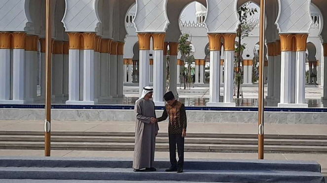 Presiden Joko Widodo dan Presiden Uni Emirat Arab (UEA) Mohammed bin Zayed Al Nahyan (MBZ) meresmikan Masjid Raya Sheikh Zayed di Gilingan, Banjarsari, Solo, Jawa Tengah, Senin, 14 November 2022.