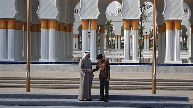 Presiden Joko Widodo dan Presiden Uni Emirat Arab (UEA) Mohammed bin Zayed Al Nahyan (MBZ) meresmikan Masjid Raya Sheikh Zayed di Gilingan, Banjarsari, Solo, Jawa Tengah, Senin, 14 November 2022.