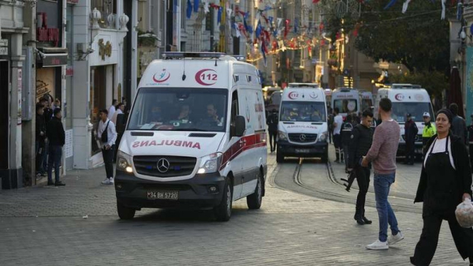 Mobil ambulans di lokasi ledakan bom di pusat kota Istanbul, Turki