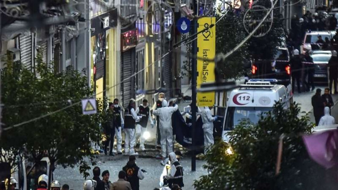 Aparat mengevakuasi korban ledakan bom di pusat kota Istanbul, Turki