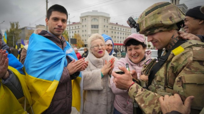 Warga Kherson merayakan kemenangan dengan tentara Ukraina.