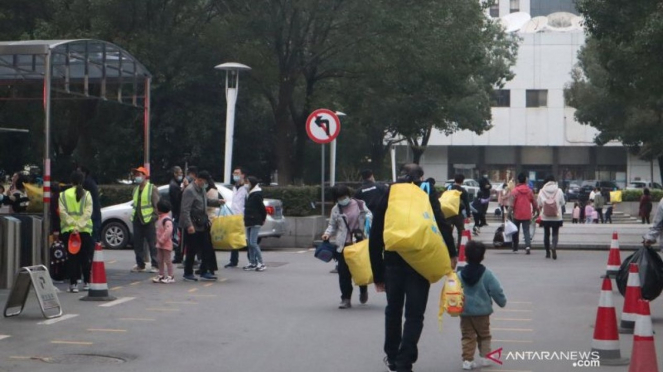 Ilustrasi--Suasana anak-anak pulang sekolah di Kota Wuhan, Provinsi Hubei, China