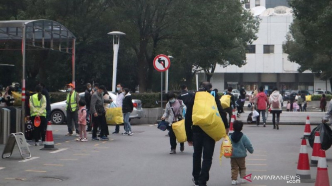 Ilustrasi--Suasana anak-anak pulang sekolah di Kota Wuhan, Provinsi Hubei, China