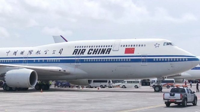 Pesawat kepresidenan China yang membawa Presiden Xi Jinping di Bandara Internasional I Gusti Ngurah Rai, Bali.
