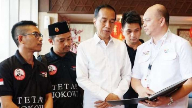 Arsip - Ketua Umum DPP Arus Bawah Jokowi (ABJ) Michael Umbas (kanan) berbincang dengan Presiden Joko Widodo (Jokowi), di Semarang, Minggu, 3 Februari 2019.