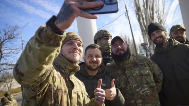 Presiden Ukraina, Volodymyr Zelenskyy, berfoto dengan tentara Ukraina saat berkunjung ke Kherson.