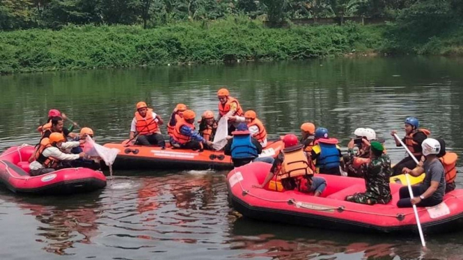 Sejumlah unsur masyarakat dan pemerintah di Bogor Raya, Jawa Barat, memantau sungai dari pencemaran limbah pabrik dan berdiskusi tentang upaya pelestarian lingkungan dalam rangka memperingati Hari Pahlawan pada 10 November 2022.