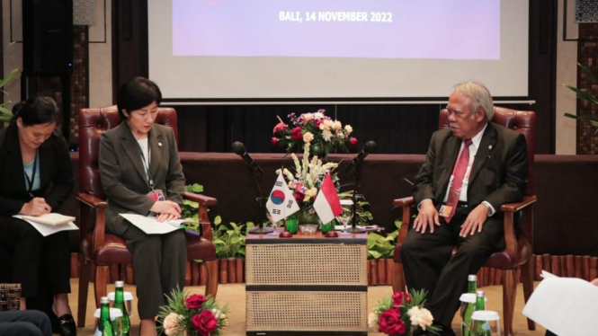 Menteri PUPR RI Basuki Hadimuljono dan Menteri Lingkungan Republik Korea Selatan Han Wha Jin.
