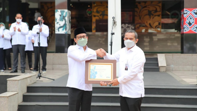 Mendes PDTT Abdul Halim Iskandar saat menerima sertifikat atas pemenuhan 17 standar Layanan Pengadaan Secara Elektronik (LPSE) dari Deputi Bidang Transformasi Pengadaan Digital LKPP Gatot Pambudhi Poetranto. 