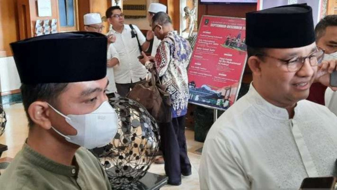 Mantan gubernur DKI Jakarta Anies Baswedan (kanan) dan Wali Kota Solo Gibran Rakabuming Raka usai sarapan bersama di Hotel Novotel, Solo, Selasa, 15 November 2022.