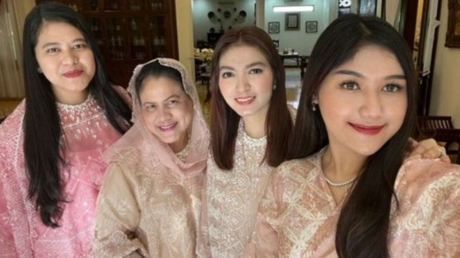 Foto de Erina Gudono con la Sra. Iriana Jokowi, Selvi Ananda y Kahiyang Ayu