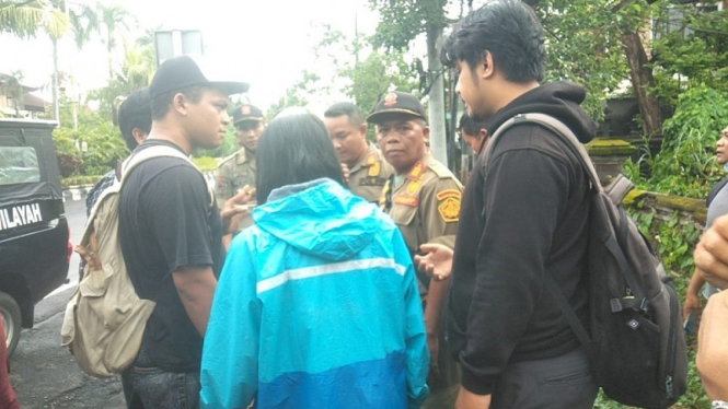 Satpol PP Bali mengamankan mahasiswa yang membentangkan spanduk tolak G20