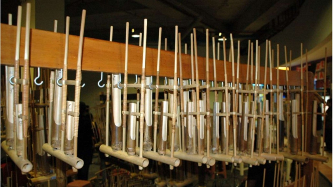 Alat musik tradisional angklung.